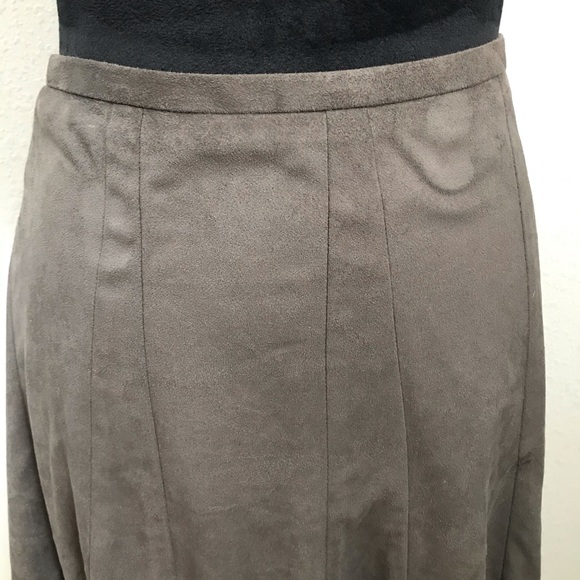 The Limited Skirt - Picture 3 of 6